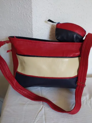 Bolsos de varios colores.