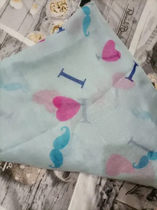 Sciarpa con cuori e baffi