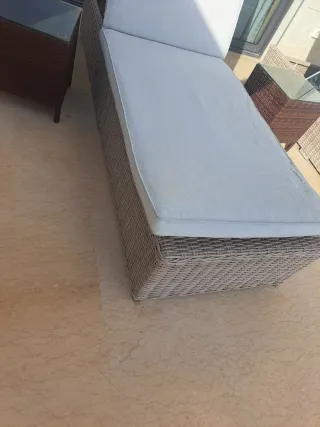 2 Hamacas de exterior con 2colchones y 2 mesitas.