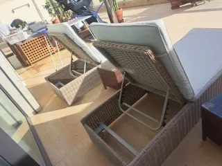 2 Hamacas de exterior con 2colchones y 2 mesitas.