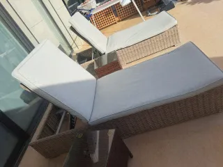 2 Hamacas de exterior con 2colchones y 2 mesitas.