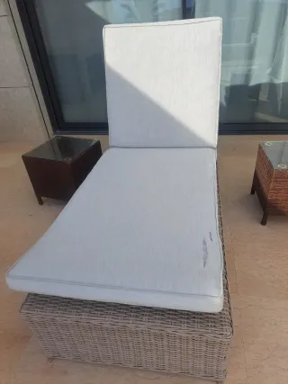 2 Hamacas de exterior con 2colchones y 2 mesitas.