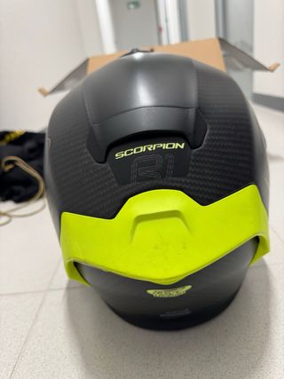 Casco Scorpion EXO-R1 Carbon con Cardo Spirit