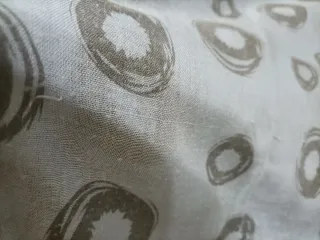 Sciarpa azzurra con fantasia cerchi grigi