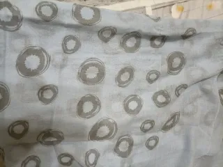 Sciarpa azzurra con fantasia cerchi grigi