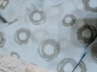 Sciarpa azzurra con fantasia cerchi grigi