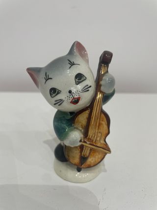 Figura gato tocando violonchelo