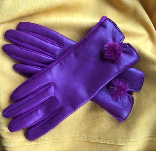 Guantes morados mujer con pompón