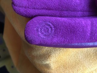 Guantes morados mujer con pompón