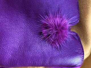 Guantes morados mujer con pompón
