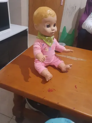 Muñeco robot que habla, ríe y llora