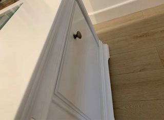 Mesa de centro blanca con tapa de cristal