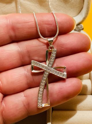 Colgante Cruz Plata con Joyero Beige