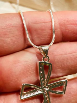 Colgante Cruz Plata con Joyero Beige