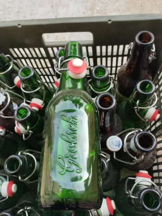 Caja con 26 botellas de vidrio con cierre mecanico