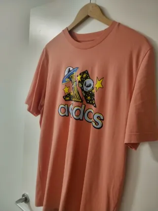 Camiseta Adidas rosa con estampado alienígena