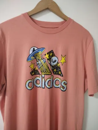 Camiseta Adidas rosa con estampado alienígena