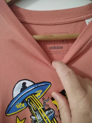 Camiseta Adidas rosa con estampado alienígena