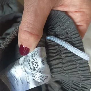 Calças de bebé castanho com bolsos