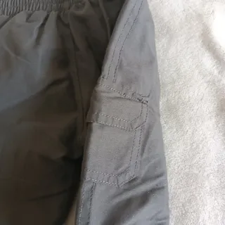 Calças de bebé castanho com bolsos