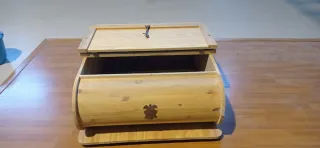 Mesa baúl de madera sin pintar