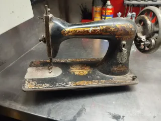 Máquina de coser SINGER antigua