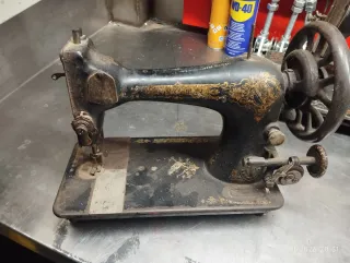 Máquina de coser SINGER antigua