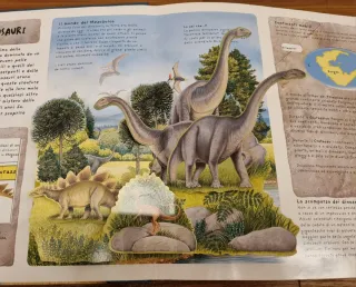Occhio ai dinosauri. Libro pop-up. Ediz. a colori