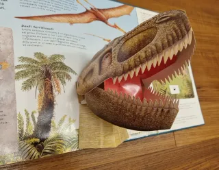 Occhio ai dinosauri. Libro pop-up. Ediz. a colori