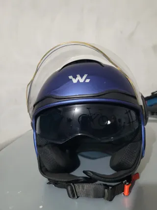 Capacete Tamanho M com Óculos Escuros