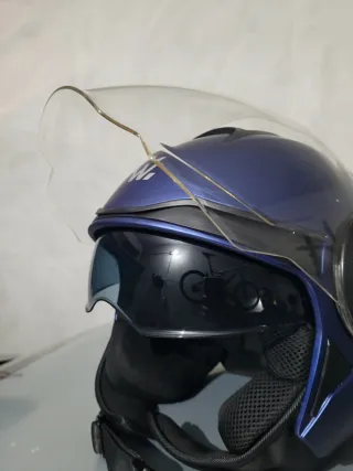Capacete Tamanho M com Óculos Escuros