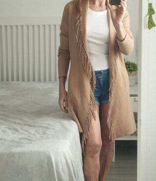 Chaqueta larga de punto con flecos