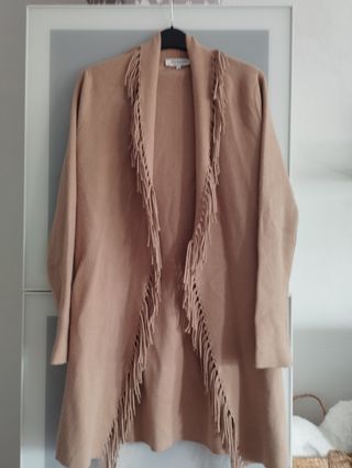 Chaqueta larga de punto con flecos