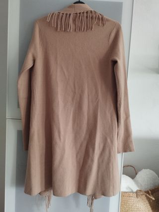 Chaqueta larga de punto con flecos