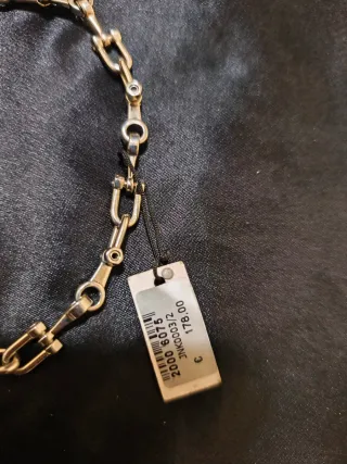 Cadena de acero plateada