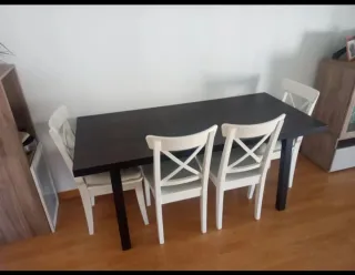 Mesa Comedor Negra y 4 Sillas Blancas