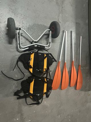 Kayak verde con remos y carrito