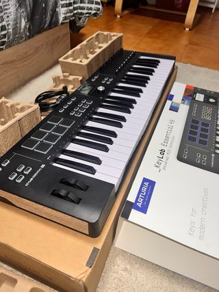 Controlador MIDI Arturia KeyLab Essential 49