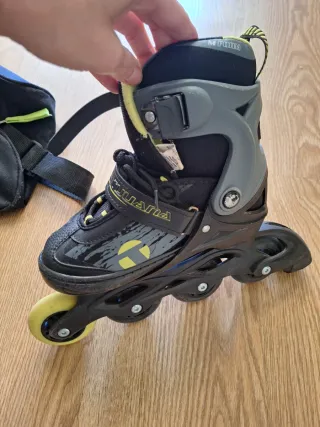 Patines en línea negros y amarillos