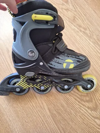 Patines en línea negros y amarillos