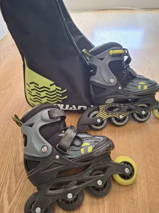 Patines en línea negros y amarillos