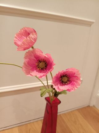 Flor artificial rosa con jarrón de cristal