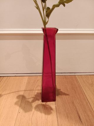 Flor artificial rosa con jarrón de cristal