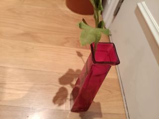 Flor artificial rosa con jarrón de cristal