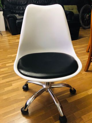 Silla de escritorio giratoria blanca y negra