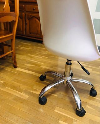 Silla de escritorio giratoria blanca y negra