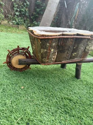 Carrito decorativo de madera y mosaico