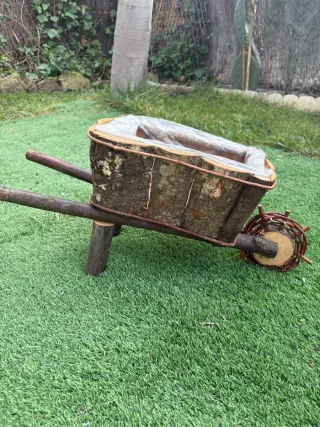 Carrito decorativo de madera y mosaico