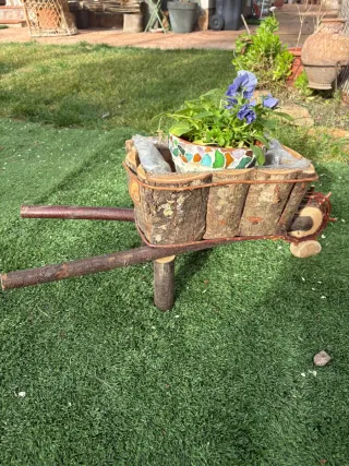 Carrito decorativo de madera y mosaico