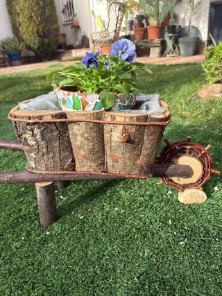 Carrito decorativo de madera y mosaico